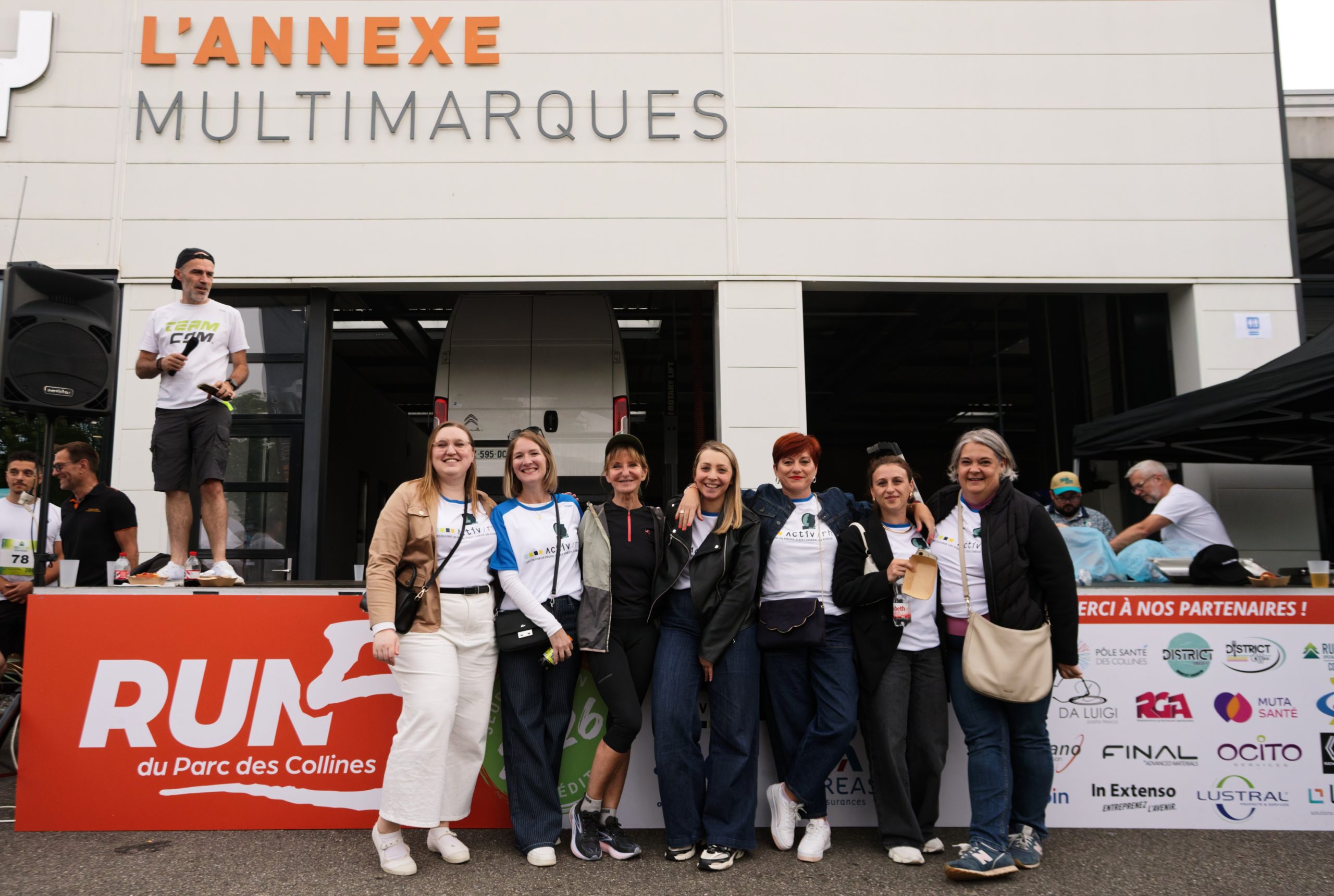groupe sur podium 
